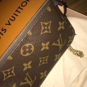 MORE PICTURES OF THE LV POUCH POSTED BEFORE